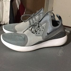Nike Lunarcharge Essential (Gray)